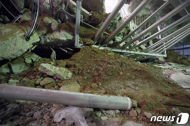 인천시 서구 검단의 한 아파트 지하주차장에서 올해 4월 29일 지붕 구조물이 무너지는 사고가 발생했다. 2023.5.2/뉴스1 ⓒ News1 정진욱 기자