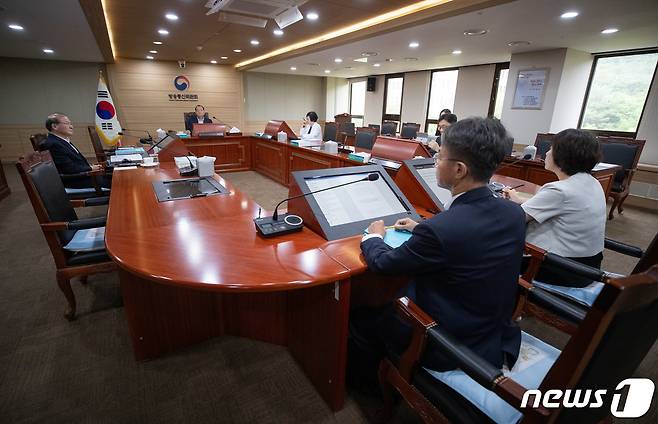 김효재 방송통신위원회 위원장 직무대행이 5일 오전 경기도 과천시 정부과천청사 내 방송통신위원회에서 열린 전체회의에서 발언을 하고 있다. 방통위는 이날 회의에서 방송법 시행령 일부개정령(안) 등의 안건을 논의한다. 2023.7.5/뉴스1 ⓒ News1 이재명 기자