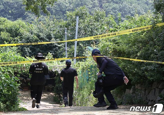 경찰 과학수사대가 6일 사체유기 혐의로 긴급체포된 40대 여성 A씨가 둘째 자녀의 시신을 묻었다고 주장하는 경기 김포시 소재의 A씨 친정 주거지 텃밭으로 향하고 있다. 2023.7.6/뉴스1 ⓒ News1 신웅수 기자