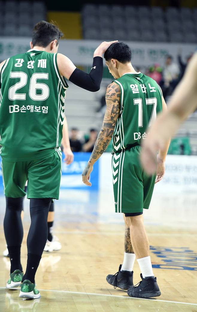 DB 강상재와 알바노. 사진 | KBL