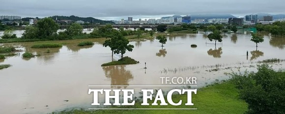 광주 지역의 지난 6월 하순 강수량이 기상 관측이 시작된 이후 가장 많았던 것으로 나타났다. 사진은 지난 6월 광주시 북구 임동 광주천이 집중호우로 범람한 모습./더팩트DB