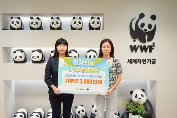 (왼쪽부터) 카카오게임즈 임지현 부사장과 WWF 박민혜 국장이 5일 서울 종로구에 위치한 WWF 사무실에서 기부금 전달식 기념촬영을 진행하고 있다.