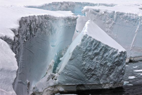 남극에서 바다로 떨어져 나오는 얼음 덩어리. 남극 얼음이 녹는 속도가 빨라지면서 해수면 상승도 빨라지고 있다.
