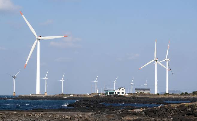 올해 들어 7월 4일까지 에너지 당국이 제주 지역 풍력 발전 사업자에게 출력 제어를 지시한 횟수는 89회다. 지난해 연간 출력 제어 횟수인 104회에 근접했다. 사진은 제주시 한경면에 있는 풍력 발전 단지의 모습. / 뉴스1