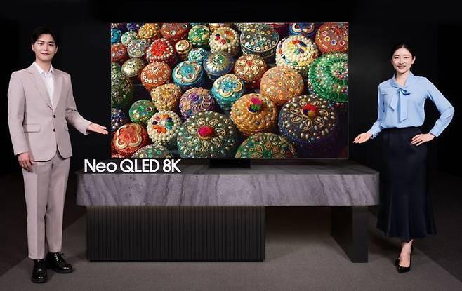 삼성전자 모델이 프리미엄 TV 시장을 주도하고 있는 Neo QLED 8K 2023년형 신제품을 소개하고 있는 모습.ⓒ삼성전자