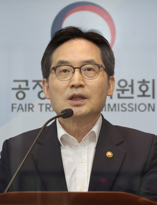 한기정 공정거래위원장이 6일 오전 세종시 정부세종청사에서 기업집단 오씨아이의 부당내부거래에 대한 심의 결과를 발표하고 있다. (연합뉴스)