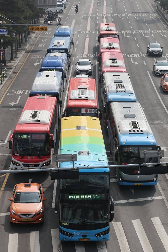 서울역 앞을 지나는 버스들. 참고사진. 연합뉴스.