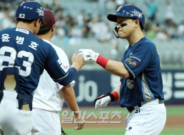 2023 KBO 프로야구 키움 히어로즈와 NC 다이노스의 경기가 5일 오후 서울 고척스카이돔에서 열렸다. 3회초 무사 1루 손아섭이 안타를 치고 출루해 윤병호 코치의 축하를 받고 있다. 통산 2319호 안타. 고척=김민규 기자