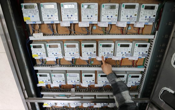 지난달 28일 서울 중구 한 오피스텔 건물에서 관리인이 전기계량기를 살펴보고 있다. 뉴스1