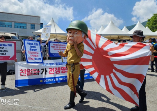 A member of the Gumi local commission of the Center for Historical Truth and Justice marches wearing a mask of General Paik Sun-yup in front of the main gate of the Dabudong War Memorial Museum in Gasan-myeon, Chilgok-gun, Gyeongsangbuk-do on July 5. Kim Hyeon-su