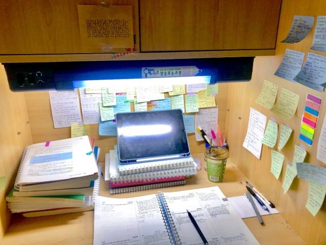 임용고시를 준비하는 학생의 책상