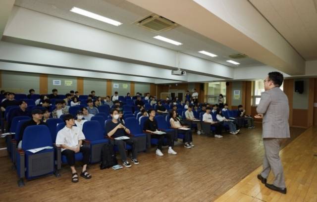 인하대학교 학생들이 2023학년도 여름방학과 2학기 현장실습학기제 사전교육 강의를 듣고 있다. 인하대학교 공식 블로그 캡처