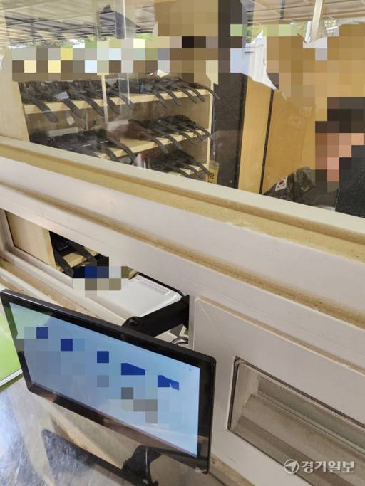 국방부가 예산 수백억원을 들여 ‘스마트 예비군 훈련 관리체계’를 구축하고 나섰으나 일각에선 혈세 낭비라는 의심 섞인 목소리가 나온다. 지난달 초 수원화성오산과학화예비군훈련장 입소 등록 창구에 쌓여 있는 웨어러블. 김기현기자