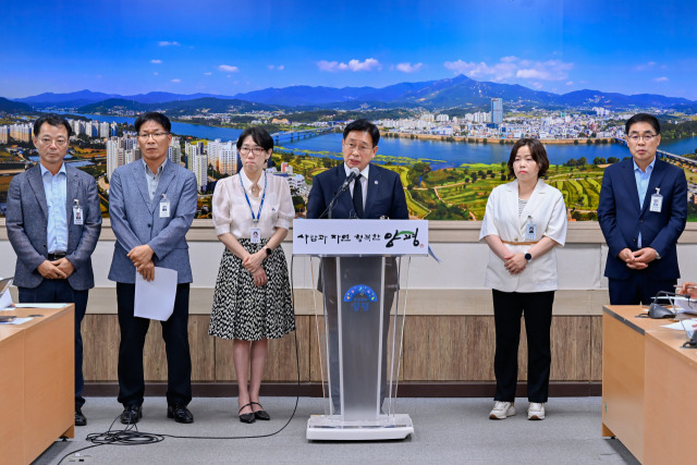 전진선 양평군수가 6일 원희룡 장관이 '서울-양평 고속도로 사업' 전면 백지화를 발표한 것과 관련, 기자회견을 갖고 사업 중단 철회를 요청하고 있다. 양평군 제공