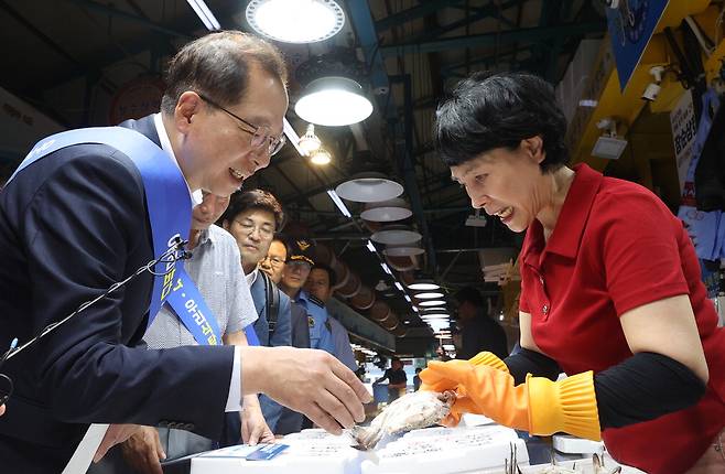 IAEA가 일본 후쿠시마 오염수 방류계획에 대해 국제 기준에 부합한다고 발표한 가운데, 6일 조승환 해양수산부 장관이 인천 중구 인천종합어시장에서 꽃게를 사고 있다. 연합뉴스