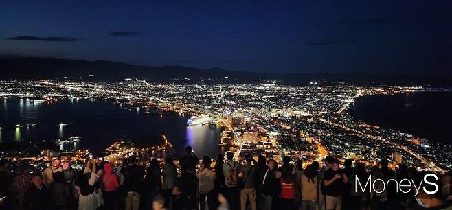 일본 하코다테 로프웨이 전망대에서 관광객들이 야경을 감상하고 있다. /사진=조승예 기자