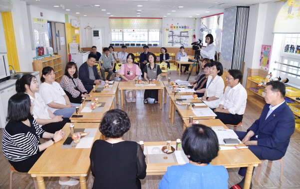 강기정 광주광역시장이 5일 오후 서구 상무아이원 어린이집에서 열린 정책소풍에 참석해 학부모 필요경비 지원 등에 대해 논의하고 있다./사진=광주시