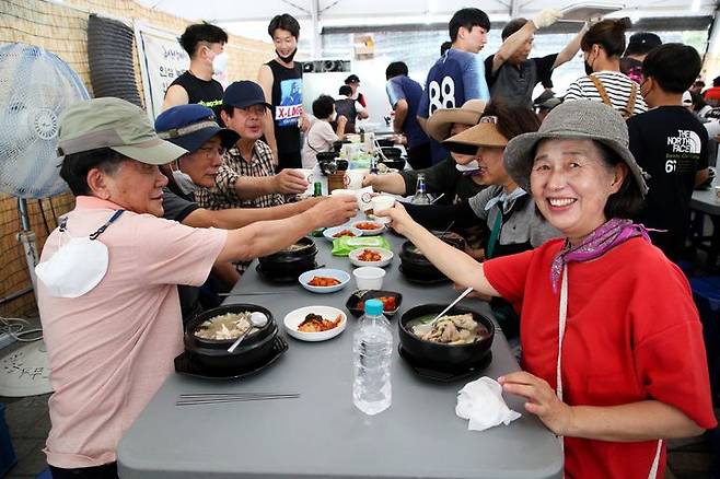 제3회 금산삼계탕축제가 7~9일까지 금산인삼엑스포광장에서 열린다. 제2회 금산삼계탕축제 참가자들이 인삼삼계탕을 먹으며 환하게 웃고 있다. 2023. 07. 06 금산군  *재판매 및 DB 금지