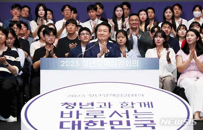 [서울=뉴시스] 홍효식 기자 = 윤석열 대통령이 6일 오후 서울 서초구 세빛섬 플로팅아일랜드에서 열린 청년정책 점검회의에서 박수치고 있다. 2023.07.06. yesphoto@newsis.com