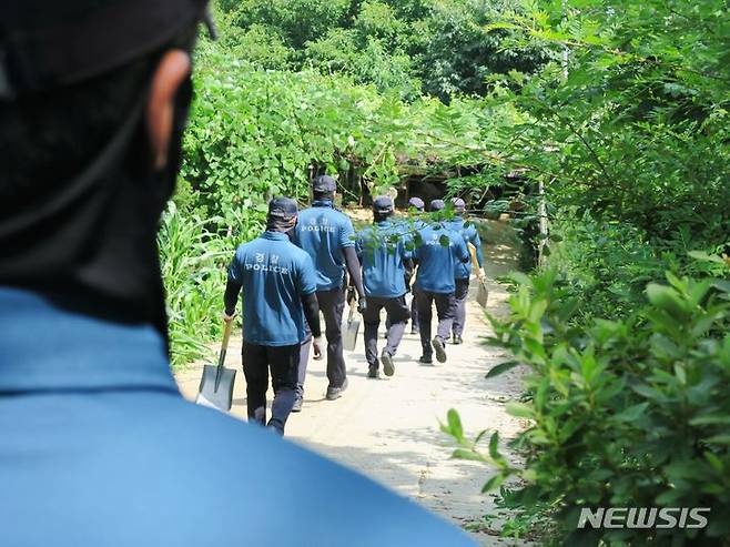 [인천=뉴시스] 김동영 기자 = 인천경찰이 6일 오전 경기 김포 대곶면 한 텃밭에서 인천 출생 미신고 영아 시신을 찾기 위해 이동하고 있다. 경찰은 이 텃밭에 영아의 친모가 시신을 암매장한 것으로 보고 있다. 출생 미신고의 친모는 지난 2016년 8월7일 출생한 딸이 다음날 숨지자 장례 절차 없이 경기 김포시 한 텃밭에 매장한 혐의(사체유기)를 받고 있다. 2023.7.6. dy0121@newsis.com