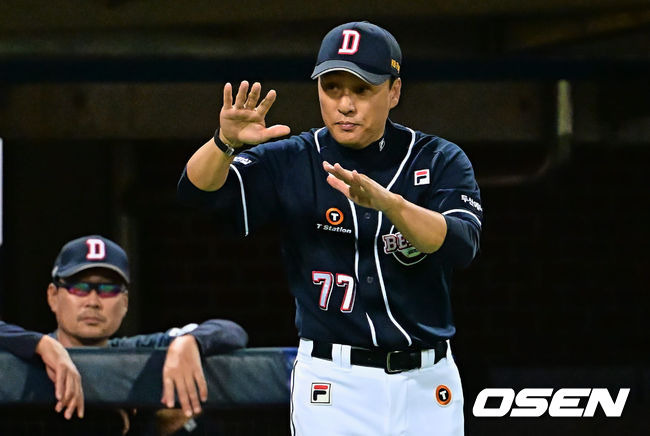 [OSEN=포항, 이석우 기자]두산 베어스 이승엽 감독이 5회초 무사 만루 강승호의 적시타 때 홈까지 쇄도한 양석환의 아웃 판정에 대해 비디오 판독을 요청하고 있다. 결과는 세이프. 2023.07.05 / foto0307@osen.co.kr