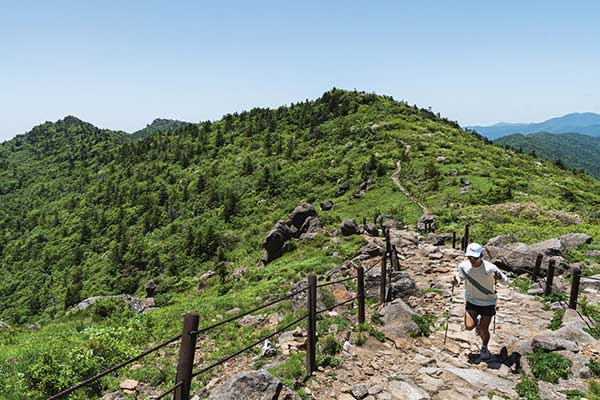 연하선경을 달리는 기완씨. 우리는 마음껏 지리산 능선을 내달렸다. 그는 공기가 좋아 더 잘 뛰어지는 것 같다고 했다. 하지만 지리산 공기를 생수처럼 돈 주고 사겠냐는 나의 질문에 그는