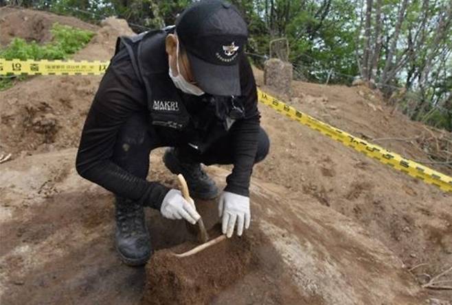 2018년 강원 양구군에서 고 노관수 육군 이등중사의 유해가 처음 발굴됐을 때의 모습을 담은 사진. 국방부 유해발굴감식단 제공