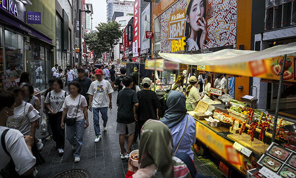 서울 중구 명동거리가 여행객과 시민들로 붐비고 있다. 뉴시스