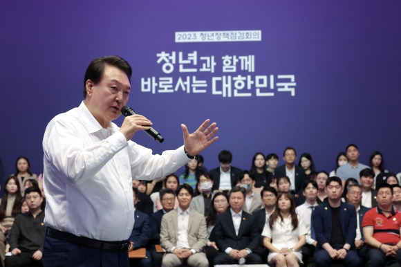 윤석열 대통령이 6일 서울 서초구 플로팅아일랜드에서 열린 청년정책 점검회의에서 발언하고 있다. 연합뉴스