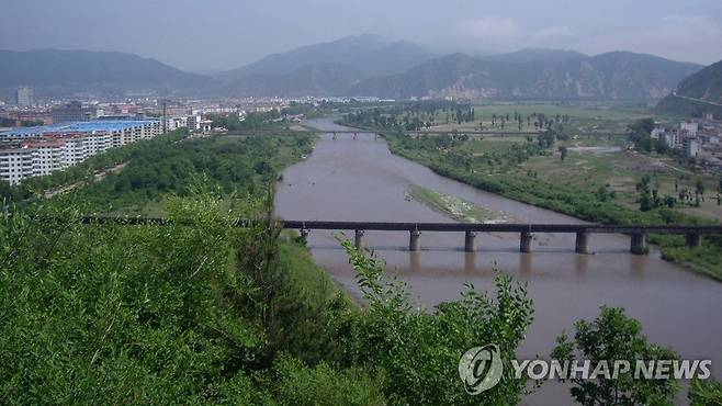 두만강 마주한 북한(오른쪽)과 중국. 2009년 촬영 [연합뉴스 자료사진]