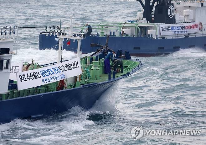 고등어 어선 출항 (부산=연합뉴스) 손형주 기자 = 6일 오전 부산 서구 공동어시장에서 휴어기를 끝낸 대형선망수협 고등어 조업 선박들이 출항하고 있다. 대형선망 어업인들은 일본 오염수 방류를 앞두고 수산물에 대한 불안감이 확산하고 있는 만큼 수산물 안전성을 알리고 수산물 소비 촉진을 하기 위해 각 배들에 현수막을 내걸고 출항했다. 2023.7.6 handbrother@yna.co.kr