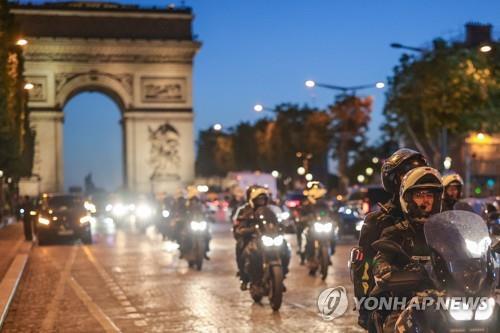 파리 개선문 앞 통제하는 경찰들 [EPA 연합뉴스 자료사진]