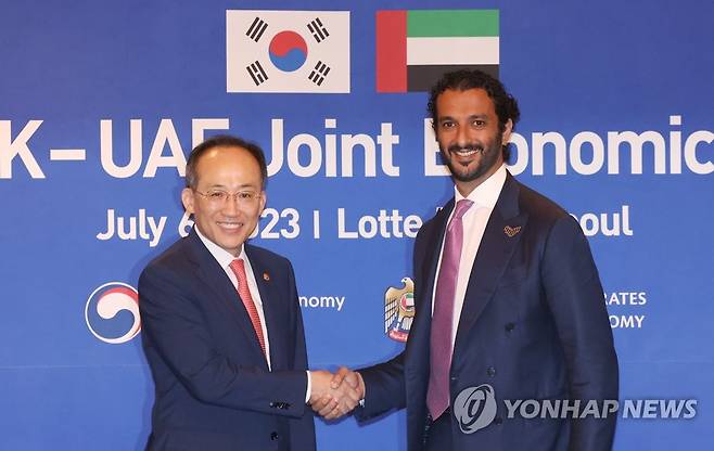 한-UAE 경제공동위 (서울=연합뉴스) 신준희 기자 = 6일 소공동 롯데호텔에서 열린 제8차 한-UAE 경제공동위원회 회의를 앞둔 추경호 경제부총리 겸 기획재정부 장관과 압둘라 빈 UAE 경제부 장관이 악수를 하고 있다. 2023.7.6 hama@yna.co.kr