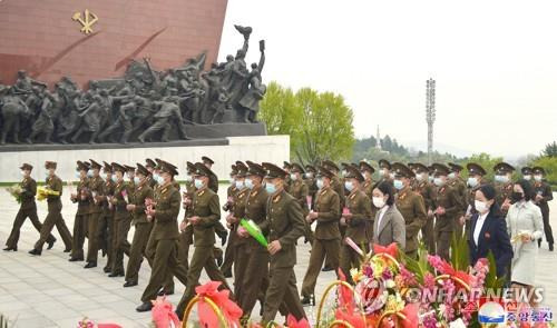 지난 4월 조선인민혁명군 창건 91주년 김일성·김정일 동상 헌화 [조선중앙통신 연합뉴스 자료사진. 재판매 및 DB 금지]