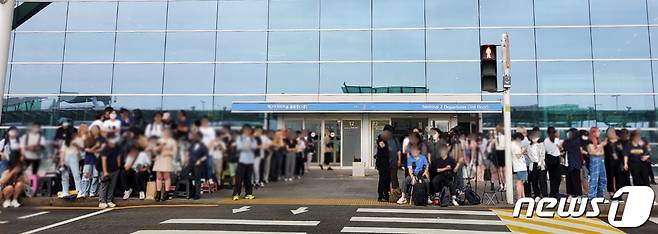 7일 오전 인천국제공항에 태국으로 출국하는 아이브를 보기 위해 모인 팬으로 인산인해를 이루고 있다. 2023.7.7/뉴스1 ⓒ News1 권현진 기자