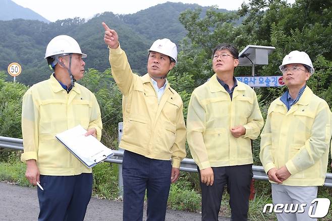 이학수 전북 정읍시장(왼쪽 두번째)이 7일 내장저수지 산사태 발생 현장을 방문하고 안전하고 신속한 피해복구를 지시했다.(정읍시 제공)2023.7.7/뉴스1