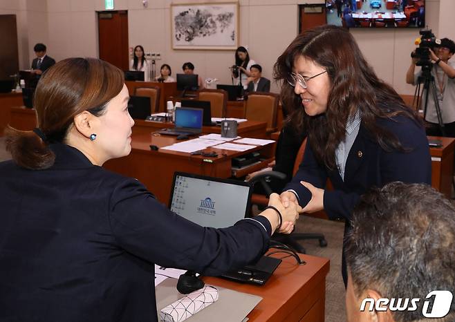 장미란 문화체육관광부 제2차관이 7일 서울 여의도 국회에서 열린 문화체육관광위원회 전체회의에서 임오경 더불어민주당 의원과 인사를 나누고 있다. 2023.7.7/뉴스1 ⓒ News1 송원영 기자