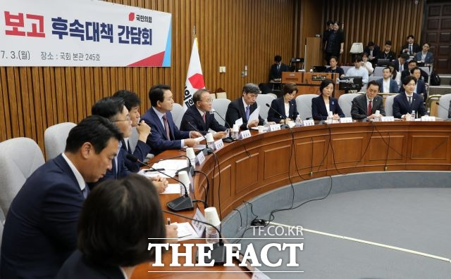 국제원자력기구(IAEA)가 일본의 오염수 방류 계획이 국제 안전 기준에 부합한다고 결론 내리면서 국민의힘은 안전성 논란은 일단락 됐다고 보고 있다. 국민의힘은 야당의 공세를 '괴담 선동'이라며 비판을 이어가면서 후속 조치 마련에 만전을 기하고 있다. 윤재옥 국민의힘 원내대표가 3일 오후 서울 여의도 국회에서 열린 국제원자력기구(IAEA) 검증 결과 보고 후속 대책 간담회에서 인사말을 하고 있다. /뉴시스