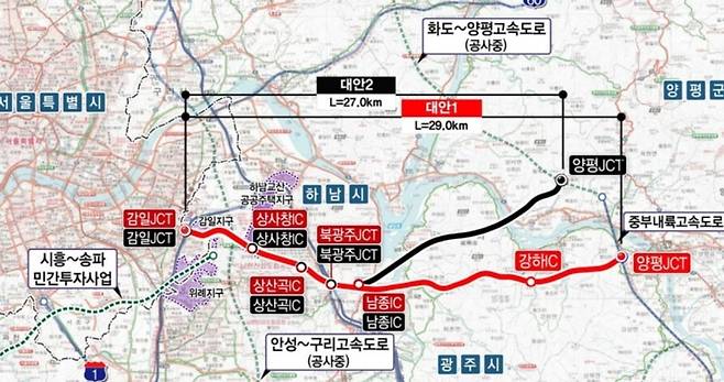 서울-양평 고속도로 건설 계획. 검은색이 기존 노선이고, 빨간색이 대안 노선이다. 민주당은 국토부가 빨간색 대안 노선 종점 부근에 김건희 여사 선산이 있다는 이유로, 국토부가 특혜를 주기 위해 노선을 변경했다고 의혹을 제기했다. 취재 결과, 2년 전부터 민주당 인사들 역시 빨간색 대안 노선 선상에 있는 '강하IC' 설치를 요구해온 것으로 나타났다./국토교통부