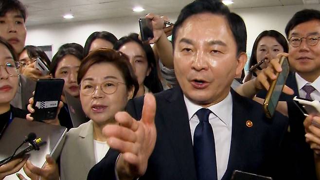 6일 원희룡 국토교통부 장관이 국회에서 서울~양평 고속도로 건설 계획 백지화 기자회견을 한 뒤 회견장을 떠나며 이재명 대표에게 민주당 간판 걸고 붙자고 말하고 있다./TV조선