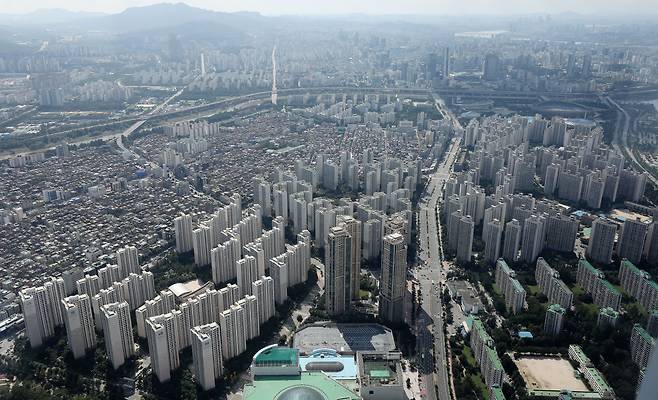 서울 송파구 롯데월드타워 서울스카이에서 바라본 강남권 아파트단지. /뉴스1