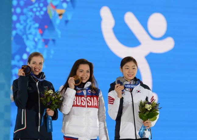 2014 소치동계올림픽 금메달 소트니코바(가운데)-은메달 김연아. ⓒ Xinhua=뉴시스