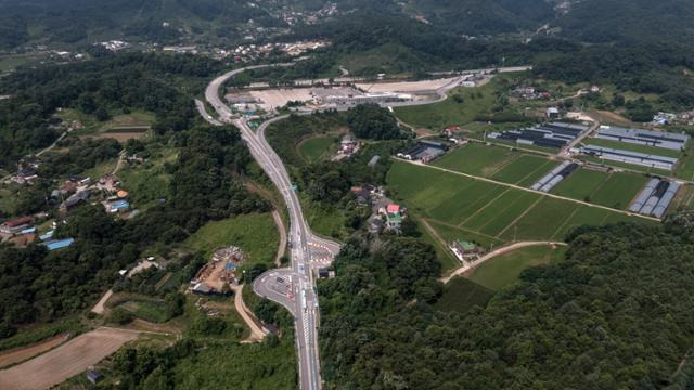 더불어민주당이 서울~양평 고속도로 노선 변경과 관련해 윤석열 대통령 부인 김건희 여사 일가 특혜 의혹을 제기하고 있는 가운데 6일 원희룡 국토교통부 장관이 서울~양평 고속도로 사업을 백지화하겠다고 발표했다. 사진은 이날 경기 양평군 강상면에 위치한 서울~양평 고속도로 종점 예정지 일대 모습. 하상윤 기자