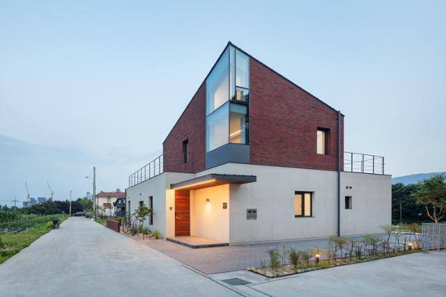 건물의 측면으로 시야를 최대한 확보하기 위해 코너창을 설치했다. 북측 창으로는 멀리 강의 모습이 보인다. 신경섭 건축사진작가 제공