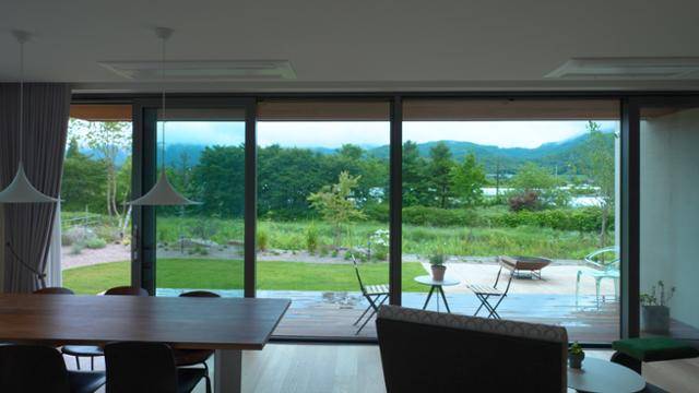 잔디와 돌, 나무 소재가 어우러져 따뜻하고 아늑한 분위기를 내는 정원은 이 집의 하이라이트다. 현유리 영상PD