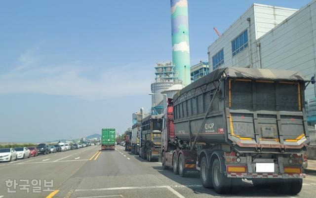 지난달 2일 전북 군산시 한 발전사 앞에 목재펠릿을 가득 실은 대형 트럭이 정차돼 있다. 군산=김형준 기자