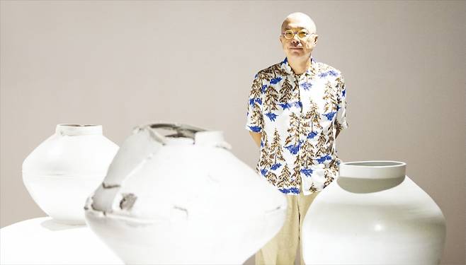 이헌정 작가가 서울 한남동 현대카드 스토리지에 설치된 자신의 작품 ‘귀환’(Return·2023)을 소개하고 있다.  현대카드 제공