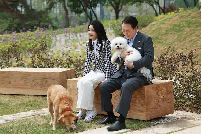 윤석열 대통령과 김건희 여사가 5월 4일 용산 대통령실 앞 용산어린이정원에서 열린 정원 개방 행사에서 기념식수를 마친 후 은퇴 안내견 '새롬이', 반려견 '써니'와 함께하고 있다. 대통령실 제공