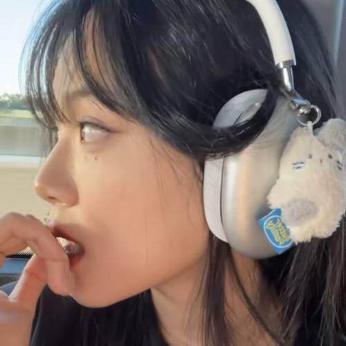 가수 비비가 헤드폰에 키링을 달아 꾸민 모습. 비비 인스타그램