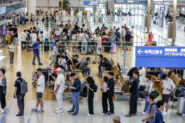 지난 2일 오전 인천국제공항 제1여객터미널 출국장이 여행객들로 붐비고 있다. 뉴시스